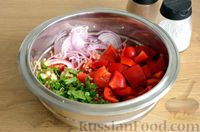 Фото приготовления рецепта: Салат из помидоров и болгарского перца с овсяными хлопьями - шаг №6