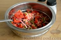 Фото приготовления рецепта: Салат из помидоров и болгарского перца с овсяными хлопьями - шаг №8