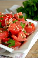 Фото приготовления рецепта: Салат из помидоров и болгарского перца с овсяными хлопьями - шаг №11
