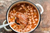 Фото приготовления рецепта: Солянка с говядиной, копчёными свиными рёбрышками и ветчиной - шаг №12