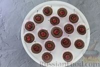 Фото приготовления рецепта: Шоколадные кексы с вишней - шаг №11