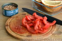 Фото приготовления рецепта: Яичница в горбушке, с помидорами и консервированной рыбой - шаг №3