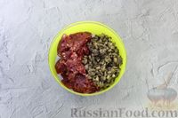 Фото приготовления рецепта: Картофельные "лодочки" с фаршем и грибами (в духовке) - шаг №5
