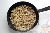 Фото приготовления рецепта: "Лодочки" из кабачков с куриным фаршем, грибами и помидорами (в духовке) - шаг №5