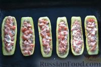 Фото приготовления рецепта: Лодочки из кабачков с куриным фаршем, грибами и помидорами (в духовке) - шаг №11