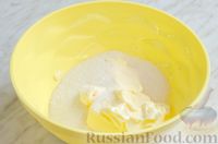 Фото приготовления рецепта: Бисквитный торт с клубникой и творожно-сливочным кремом - шаг №2