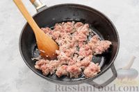 Фото приготовления рецепта: Киш с кабачками, мясным фаршем, помидорами и яично-сметанной заливкой - шаг №3