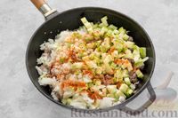 Фото приготовления рецепта: Киш с кабачками, мясным фаршем, помидорами и яично-сметанной заливкой - шаг №4