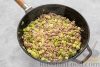 Фото приготовления рецепта: Киш с кабачками, мясным фаршем, помидорами и яично-сметанной заливкой - шаг №5