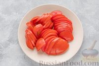 Фото приготовления рецепта: Киш с кабачками, мясным фаршем, помидорами и яично-сметанной заливкой - шаг №14