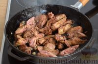 Фото приготовления рецепта: Жареная куриная печень с овощами, мёдом и соевым соусом - шаг №4