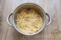 Фото приготовления рецепта: Булгур с клубникой, изюмом и орехами - шаг №3