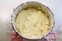 Фото приготовления рецепта: Торт из пряников с творожным сыром, сгущенкой и грецкими орехами (без выпечки) - шаг №7