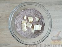 Фото приготовления рецепта: Шоколадный насыпной пирог с творогом и клубникой - шаг №6