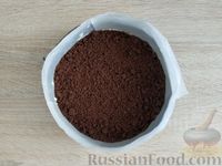 Фото приготовления рецепта: Шоколадный насыпной пирог с творогом и клубникой - шаг №13