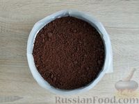 Фото приготовления рецепта: Шоколадный насыпной пирог с творогом и клубникой - шаг №16