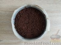 Фото приготовления рецепта: Шоколадный насыпной пирог с творогом и клубникой - шаг №17
