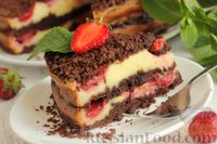 Фото приготовления рецепта: Шоколадный насыпной пирог с творогом и клубникой - шаг №22