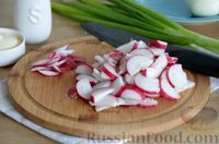 Фото приготовления рецепта: Салат с кальмарами, редисом, яйцами и зелёным луком - шаг №4