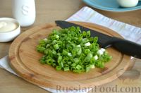 Фото приготовления рецепта: Салат с кальмарами, редисом, яйцами и зелёным луком - шаг №5
