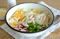 Фото приготовления рецепта: Салат с кальмарами, редисом, яйцами и зелёным луком - шаг №8