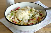 Фото приготовления рецепта: Салат с кальмарами, редисом, яйцами и зелёным луком - шаг №9
