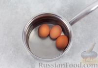 Фото приготовления рецепта: Салат с крабовыми палочками, консервированной фасолью и яйцами - шаг №2
