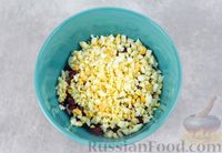 Фото приготовления рецепта: Салат с крабовыми палочками, консервированной фасолью и яйцами - шаг №5
