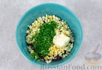 Фото приготовления рецепта: Салат с крабовыми палочками, консервированной фасолью и яйцами - шаг №6