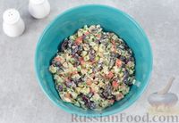 Фото приготовления рецепта: Салат с крабовыми палочками, консервированной фасолью и яйцами - шаг №7