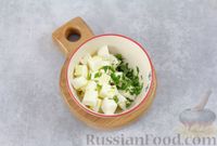 Фото приготовления рецепта: Салат с клубникой, огурцами, шпинатом и сыром фета - шаг №2