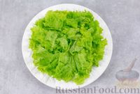 Фото приготовления рецепта: Салат с клубникой, огурцами, шпинатом и сыром фета - шаг №3