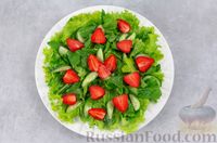 Фото приготовления рецепта: Салат с клубникой, огурцами, шпинатом и сыром фета - шаг №6