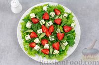 Фото приготовления рецепта: Салат с клубникой, огурцами, шпинатом и сыром фета - шаг №7