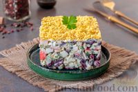 Фото приготовления рецепта: Салат с крабовыми палочками, консервированной фасолью и яйцами - шаг №9