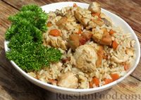 Фото к рецепту: Рис с курицей и грибами, в духовке