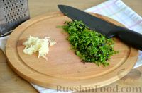 Фото приготовления рецепта: Томатная сальса с чесноком и базиликом - шаг №2