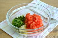 Фото приготовления рецепта: Томатная сальса с чесноком и базиликом - шаг №4