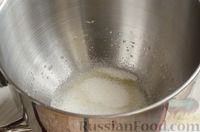 Фото приготовления рецепта: Клубничный пирог с молочной пропиткой - шаг №5