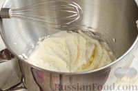 Фото приготовления рецепта: Клубничный пирог с молочной пропиткой - шаг №8