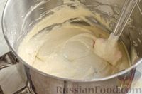 Фото приготовления рецепта: Клубничный пирог с молочной пропиткой - шаг №14