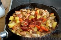 Фото приготовления рецепта: Тушёная индейка с кабачками и картошкой - шаг №8