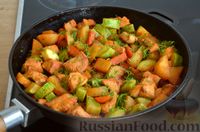 Фото приготовления рецепта: Тушёная индейка с кабачками и картошкой - шаг №11