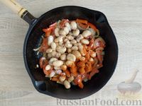 Фото приготовления рецепта: Сосиски, жаренные с консервированной фасолью, сладким перцем и шпинатом - шаг №11