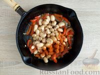 Фото приготовления рецепта: Сосиски, жаренные с консервированной фасолью, сладким перцем и шпинатом - шаг №12