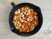 Фото приготовления рецепта: Сосиски, жаренные с консервированной фасолью, сладким перцем и шпинатом - шаг №13