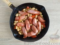 Фото приготовления рецепта: Сосиски, жаренные с консервированной фасолью, сладким перцем и шпинатом - шаг №16