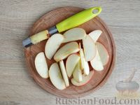 Фото приготовления рецепта: Молодая капуста, запечённая с сосисками и яблоками - шаг №4
