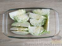 Фото приготовления рецепта: Молодая капуста, запечённая с сосисками и яблоками - шаг №3