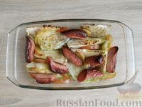 Фото приготовления рецепта: Молодая капуста, запечённая с сосисками и яблоками - шаг №9